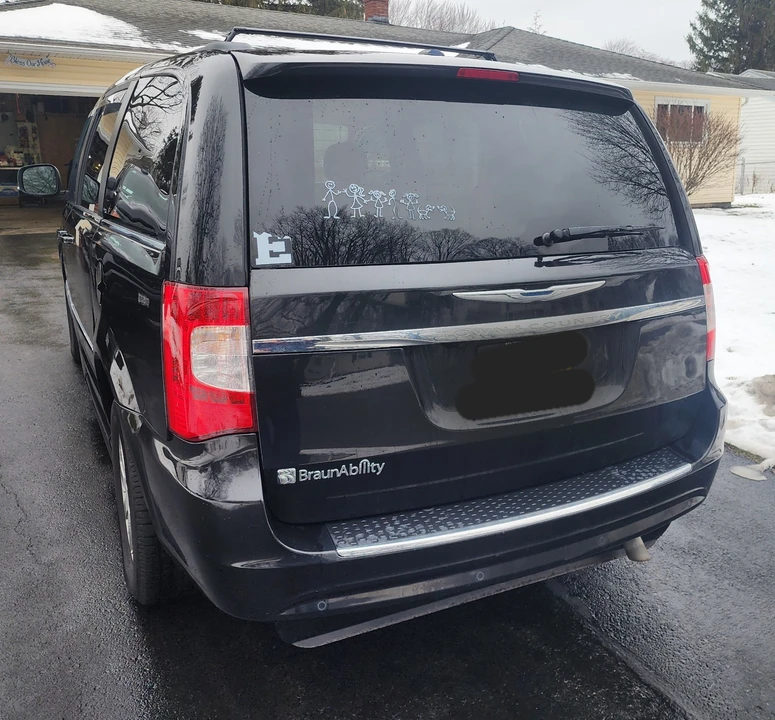 2011 Chrysler Town & Country - Image 4 of 21