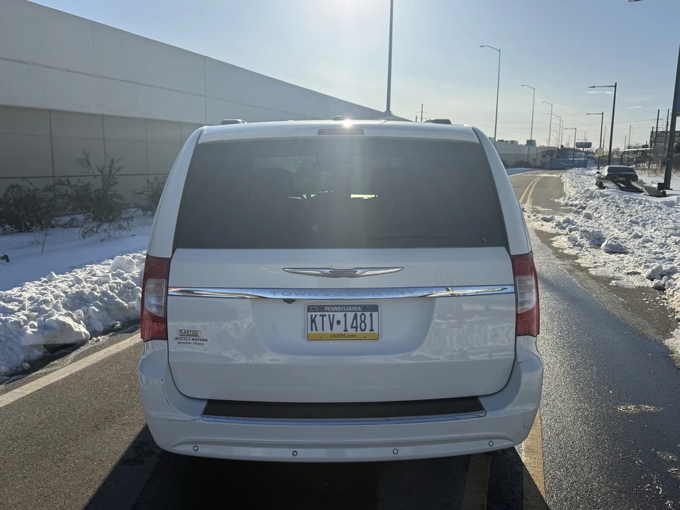 2011 Chrysler Town & Country - Image 3 of 17