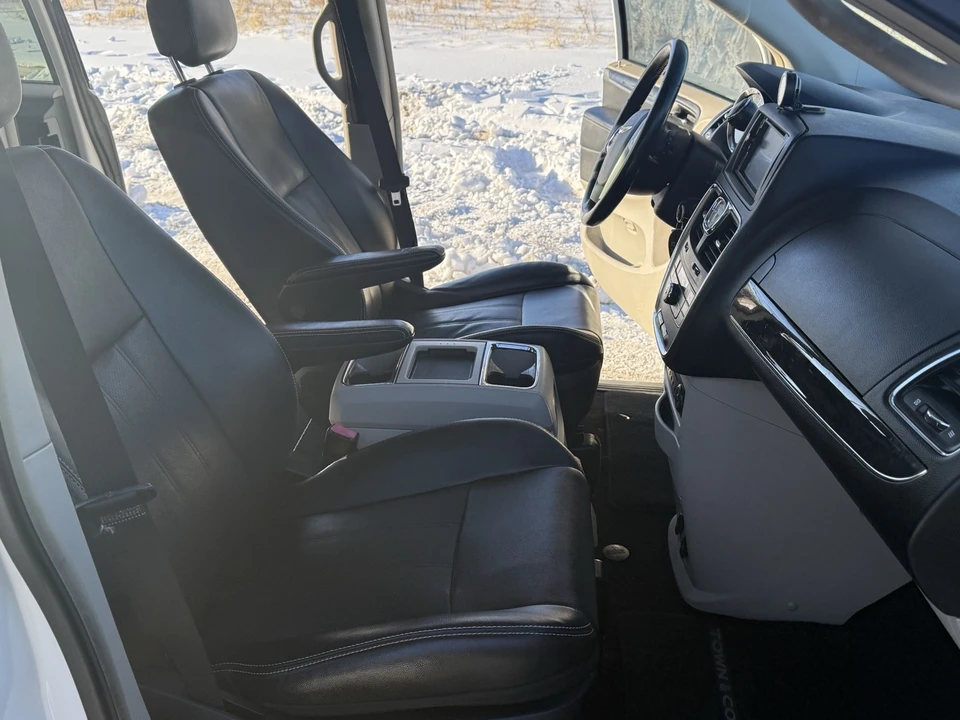 2011 Chrysler Town & Country - Image 14 of 17