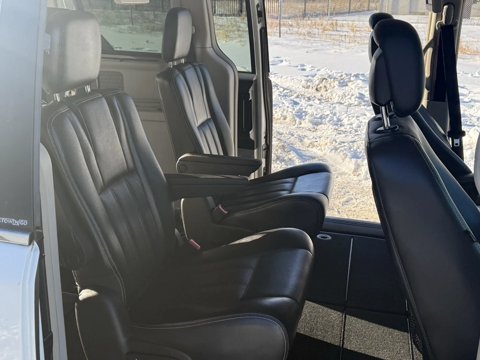 2011 Chrysler Town & Country - Image 15 of 17