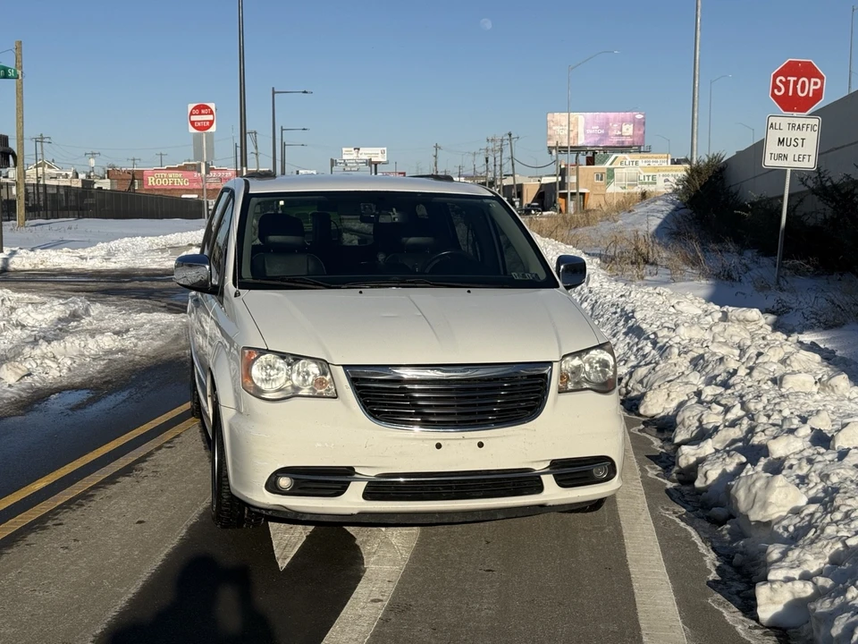 2011 Chrysler Town & Country - Image 9 of 17