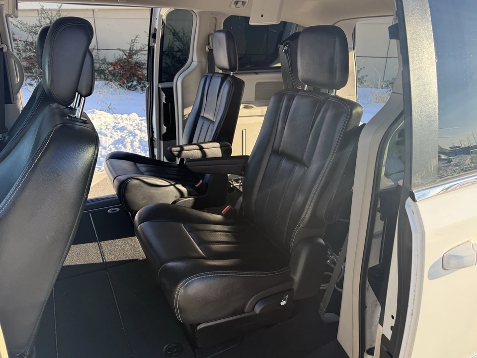 2011 Chrysler Town & Country - Image 11 of 17