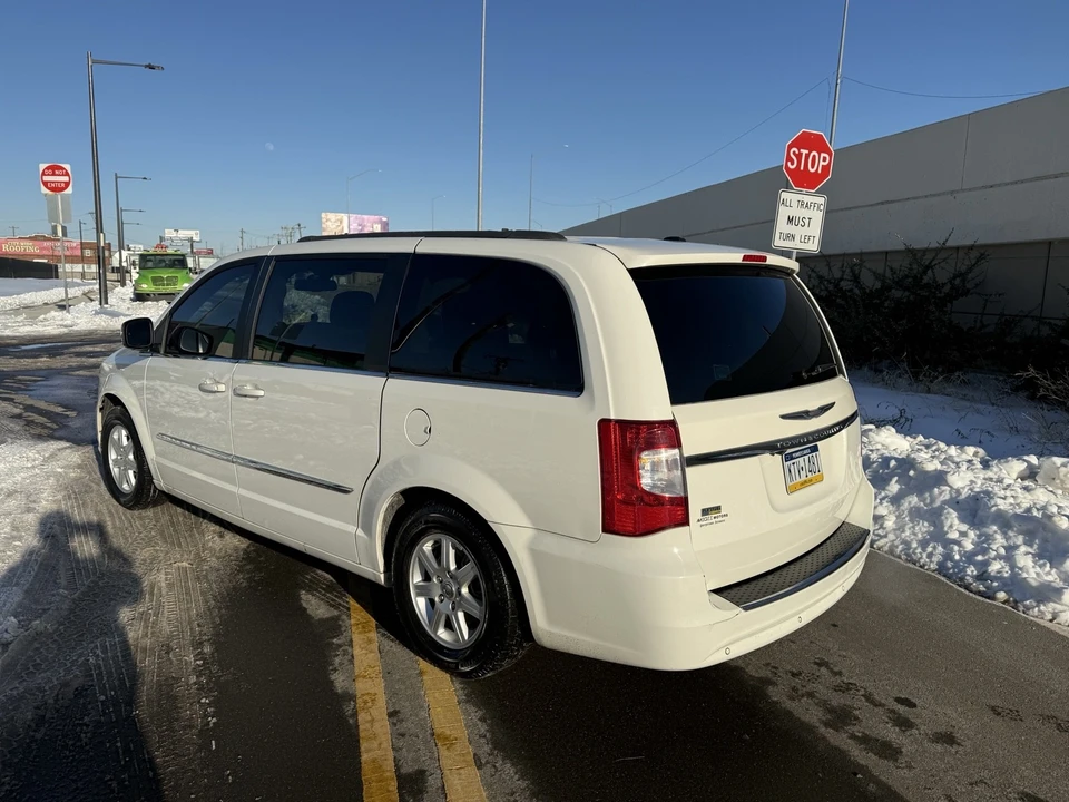 2011 Chrysler Town & Country - Image 7 of 17