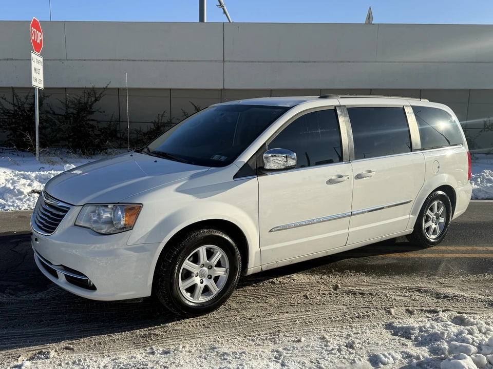 2011 Chrysler Town & Country - Image 2 of 17