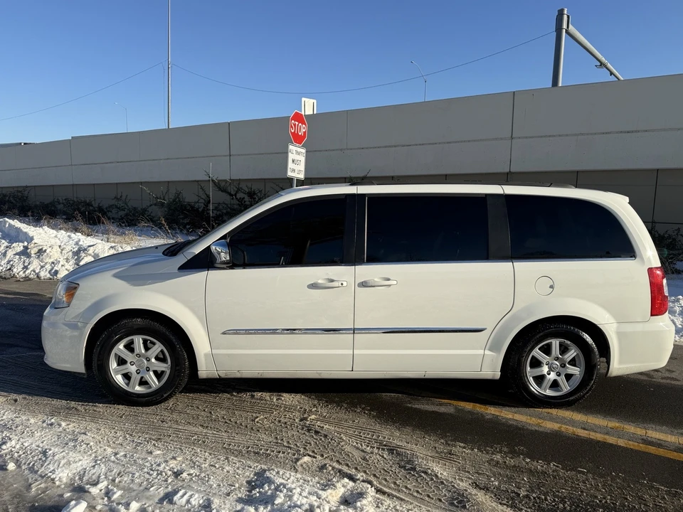 2011 Chrysler Town & Country - Image 6 of 17