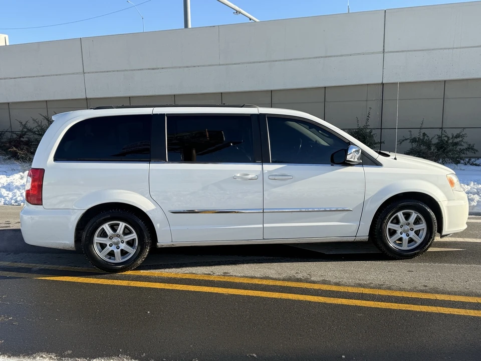 2011 Chrysler Town & Country - Image 4 of 17