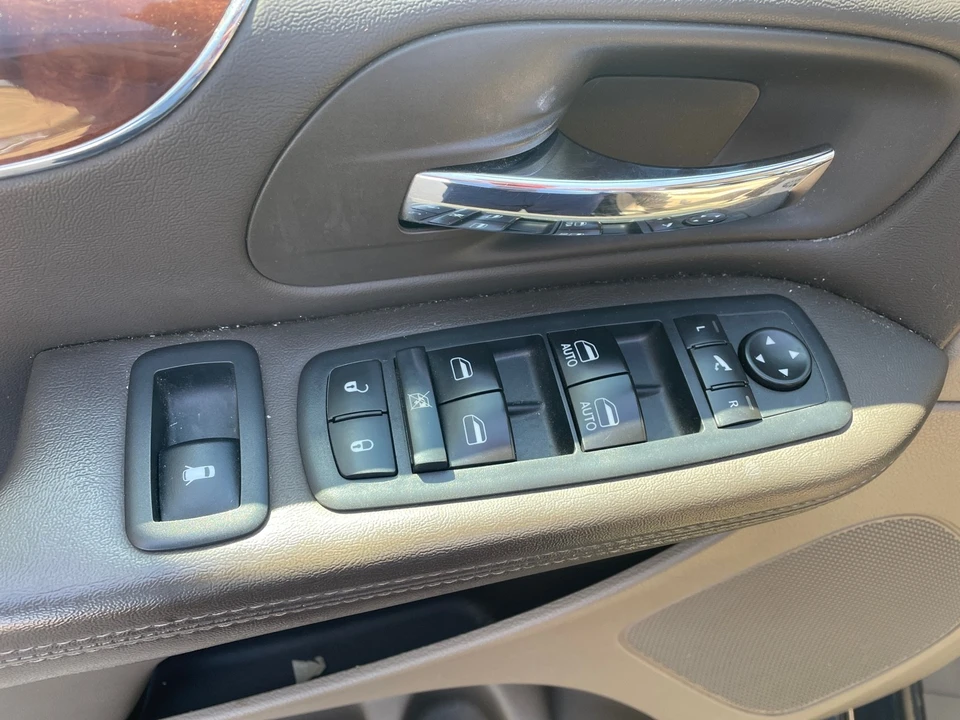 2011 Chrysler Town & Country - Image 12 of 21