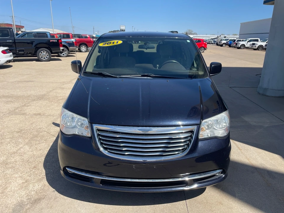 2011 Chrysler Town & Country - Image 4 of 21