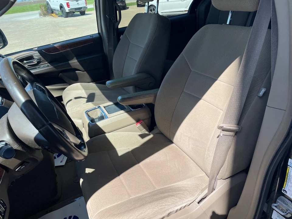 2011 Chrysler Town & Country - Image 11 of 21