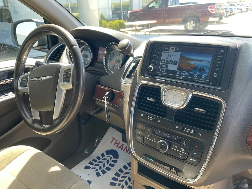 2011 Chrysler Town & Country - Image 9 of 12