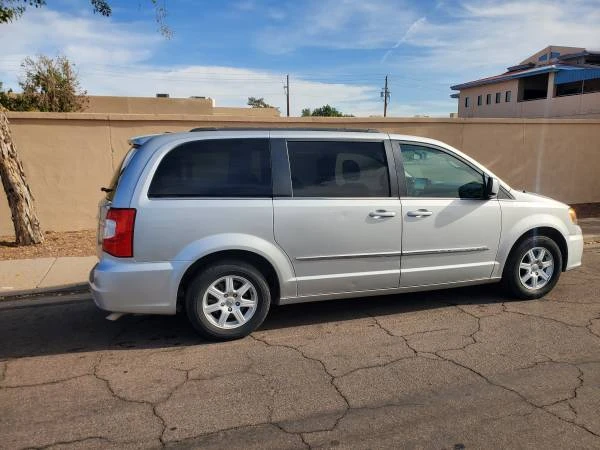 2011 Chrysler Town & Country - Image 5 of 7