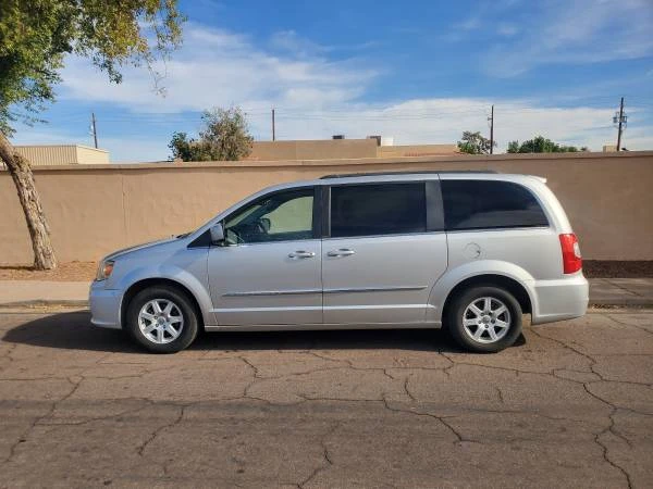 2011 Chrysler Town & Country - Image 2 of 7