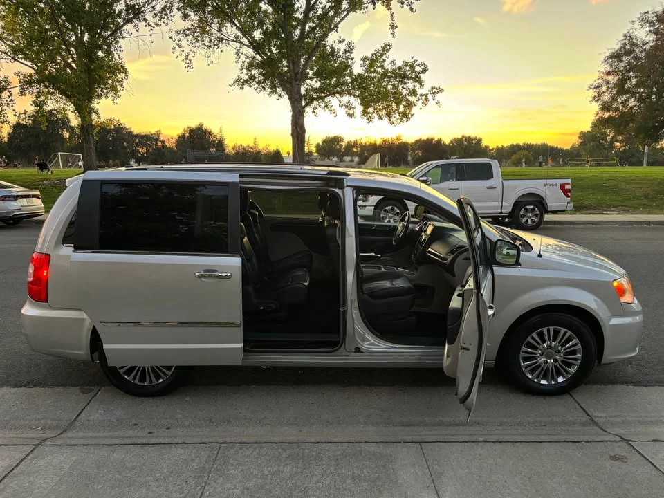 2011 Chrysler Town & Country - Image 6 of 11