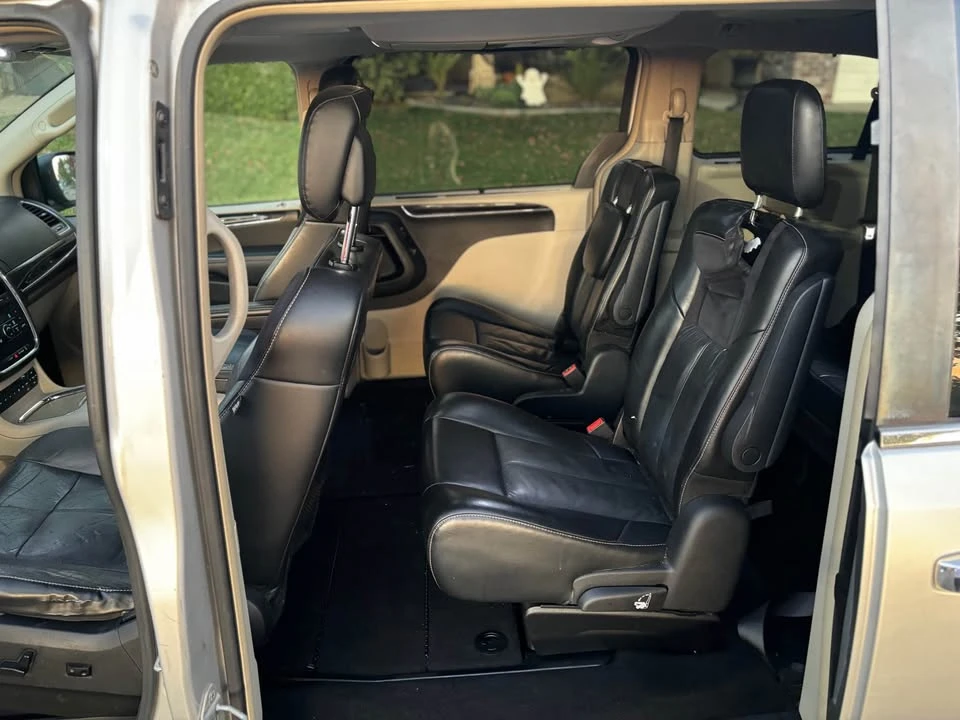 2011 Chrysler Town & Country - Image 10 of 11
