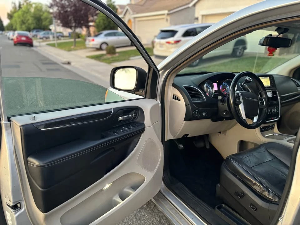 2011 Chrysler Town & Country - Image 7 of 11