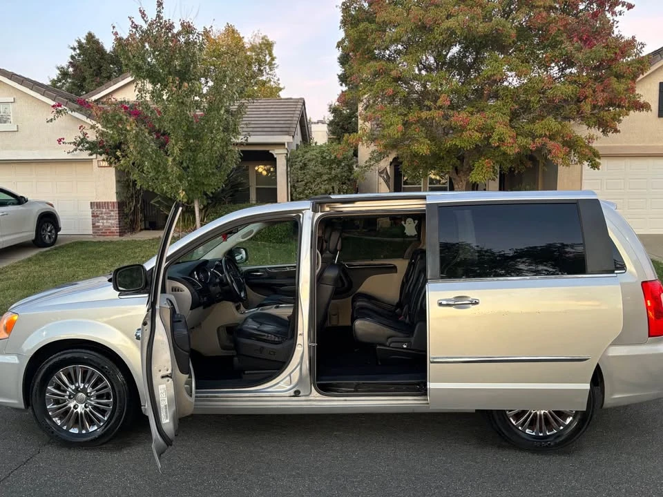 2011 Chrysler Town & Country - Image 5 of 11
