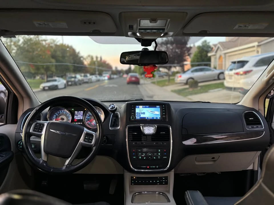 2011 Chrysler Town & Country - Image 11 of 11