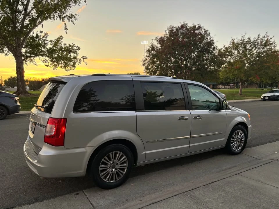 2011 Chrysler Town & Country - Image 4 of 11