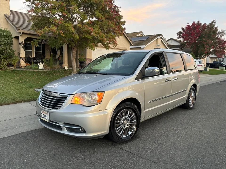 2011 Chrysler Town & Country - Image 2 of 11