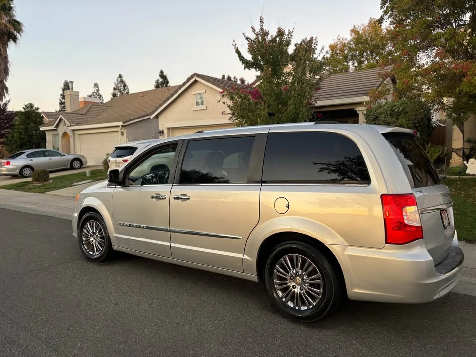 2011 Chrysler Town & Country - Image 3 of 11