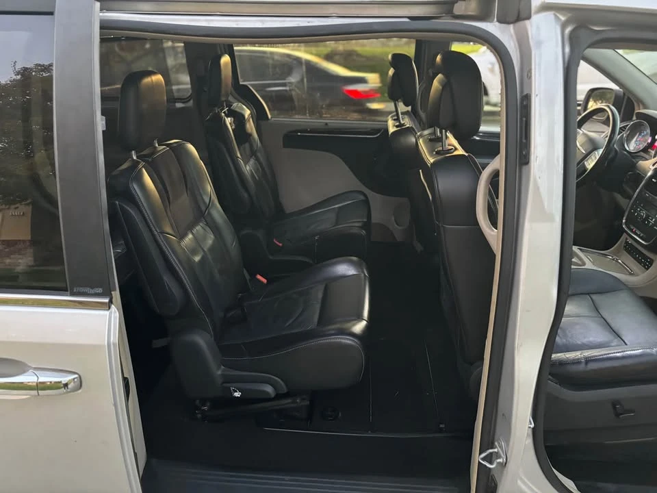 2011 Chrysler Town & Country - Image 9 of 11