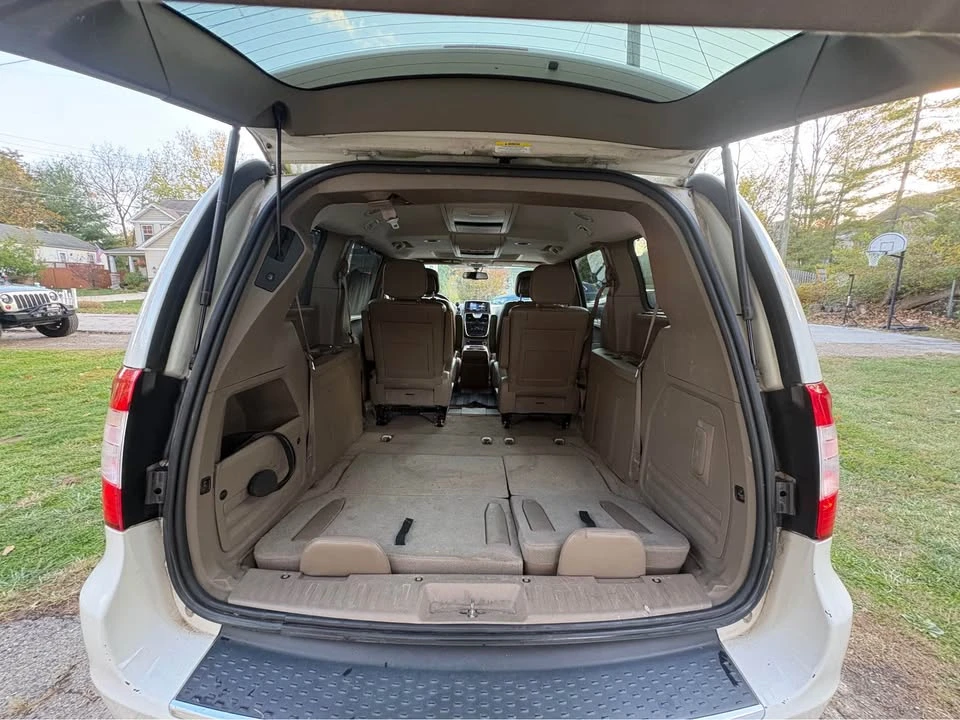 2011 Chrysler Town & Country - Image 5 of 8