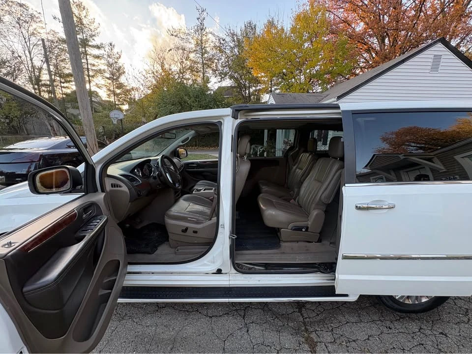 2011 Chrysler Town & Country - Image 6 of 8