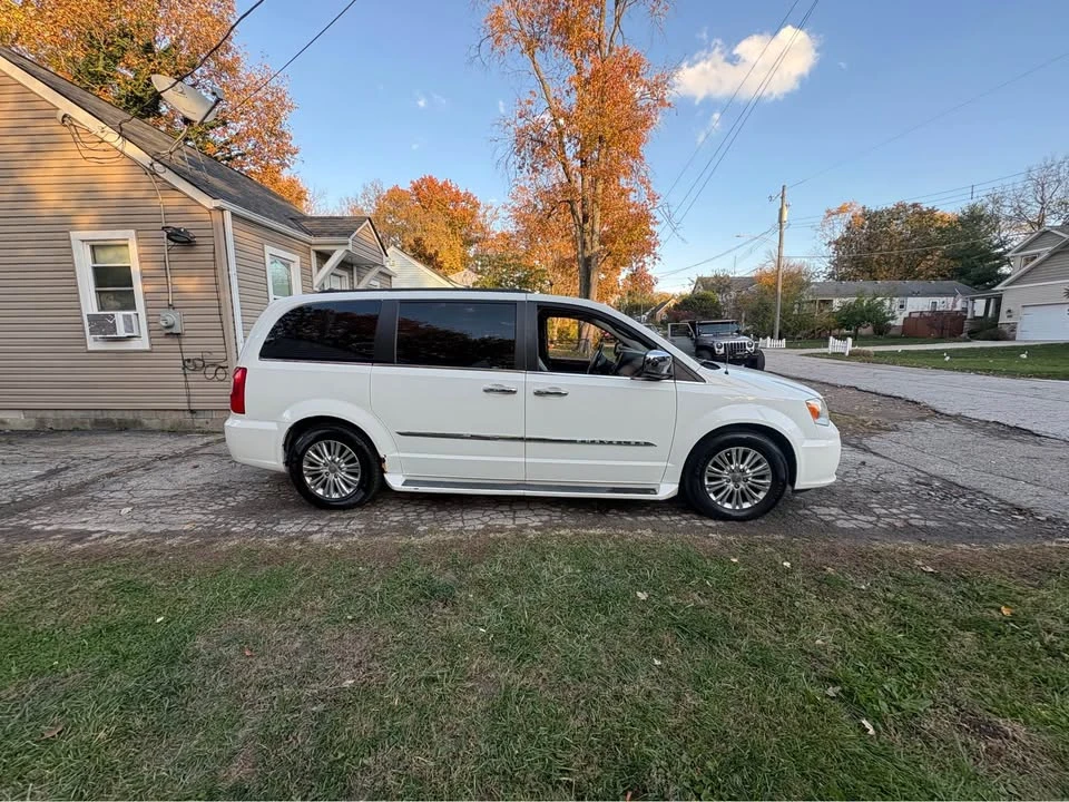 2011 Chrysler Town & Country - Image 2 of 8
