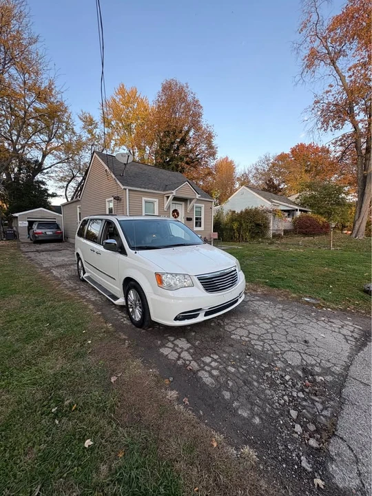 2011 Chrysler Town & Country - Image 4 of 8