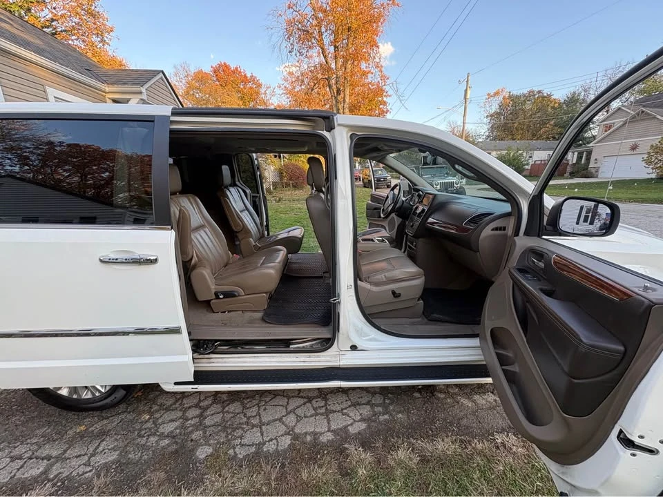 2011 Chrysler Town & Country - Image 7 of 8