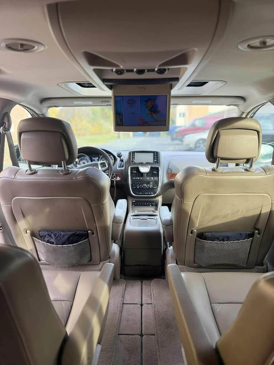 2011 Chrysler Town & Country - Image 6 of 10