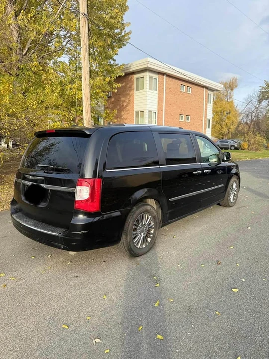 2011 Chrysler Town & Country - Image 3 of 10