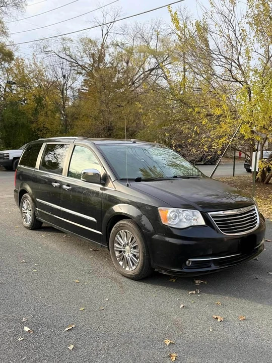 2011 Chrysler Town & Country - Image 2 of 10