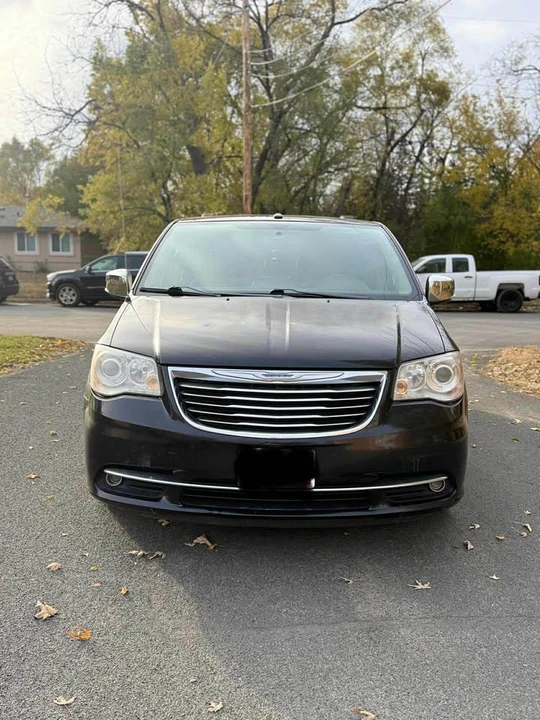 2011 Chrysler Town & Country - Image 4 of 10