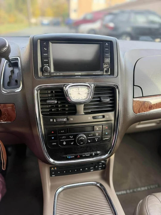 2011 Chrysler Town & Country - Image 8 of 10