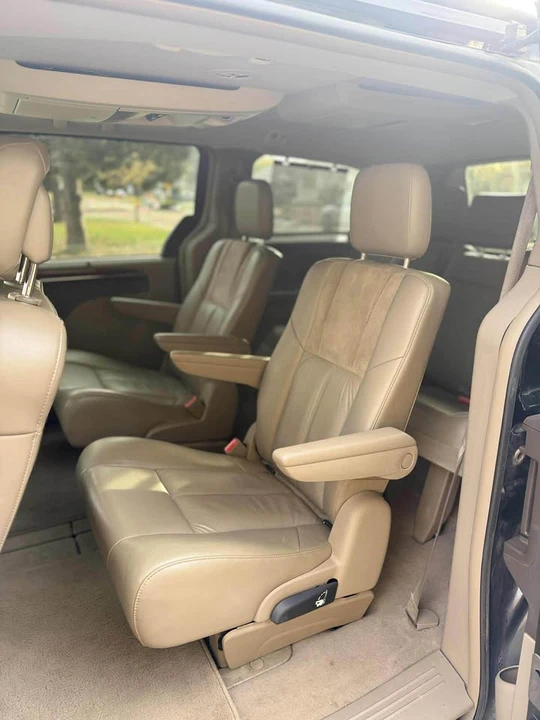 2011 Chrysler Town & Country - Image 7 of 10