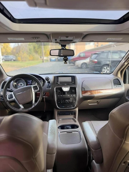 2011 Chrysler Town & Country - Image 5 of 10