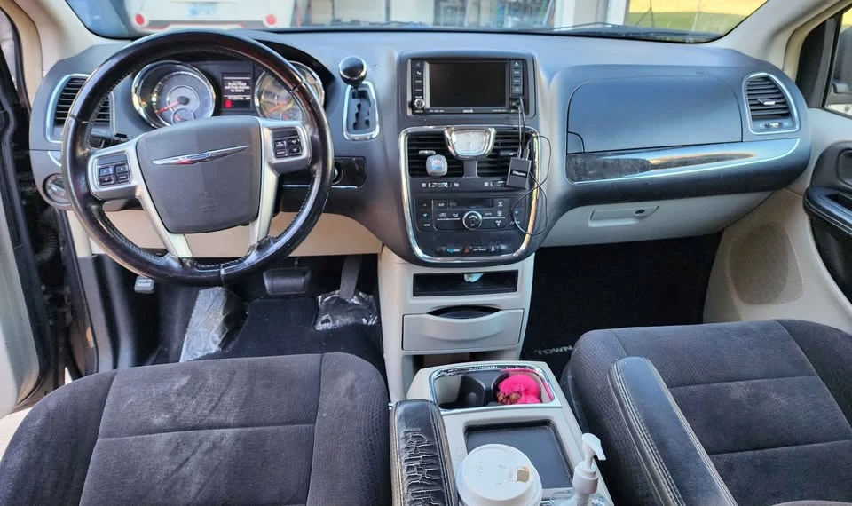 2011 Chrysler Town & Country - Image 4 of 8