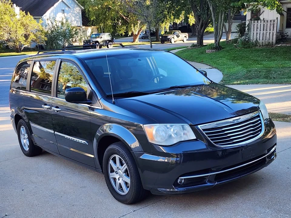 2011 Chrysler Town & Country - Image 2 of 8