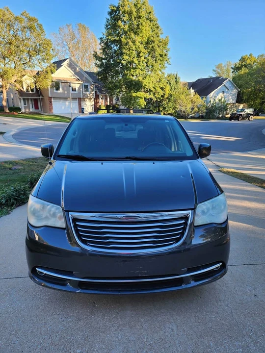 2011 Chrysler Town & Country - Image 5 of 8