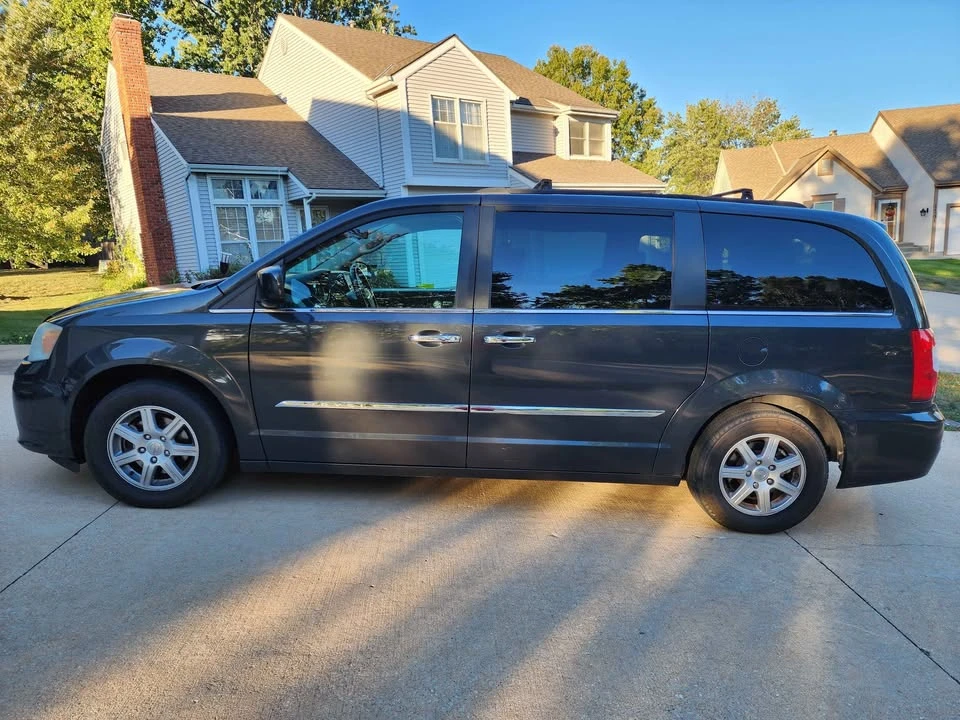 2011 Chrysler Town & Country - Image 3 of 8