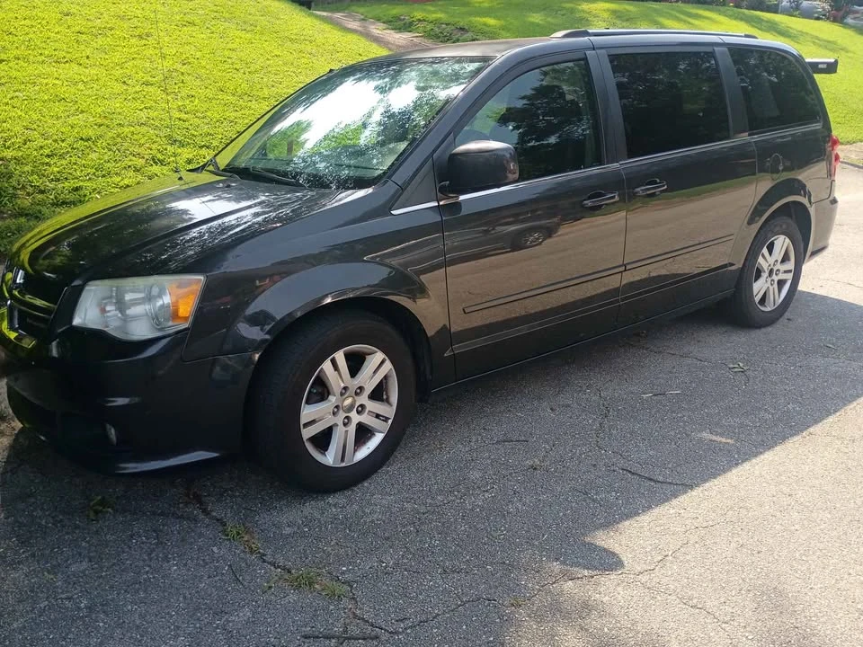2011 Dodge Caravan - Image 2 of 2