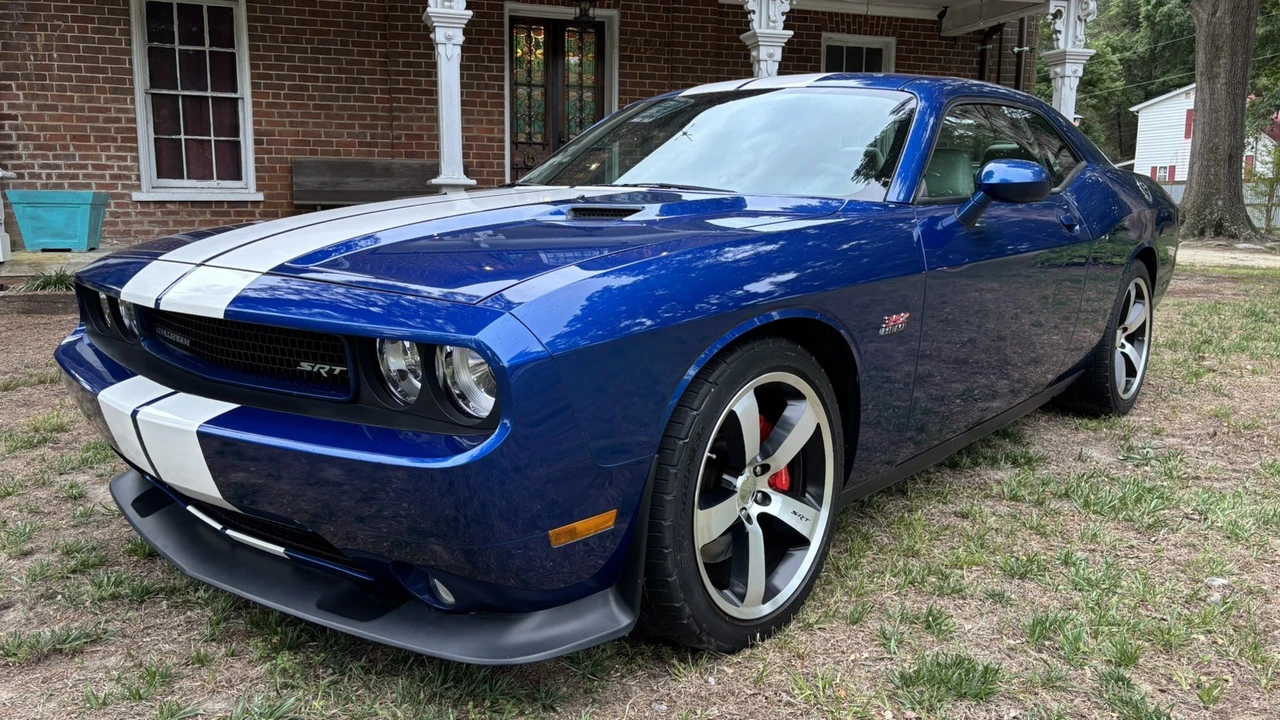 2011 Dodge Challenger SRT8 & 392 3rd Gen - Image 9 of 31