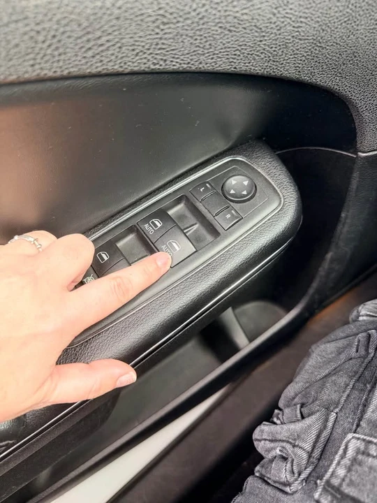 2011 Dodge Charger 7th Gen - Image 13 of 15