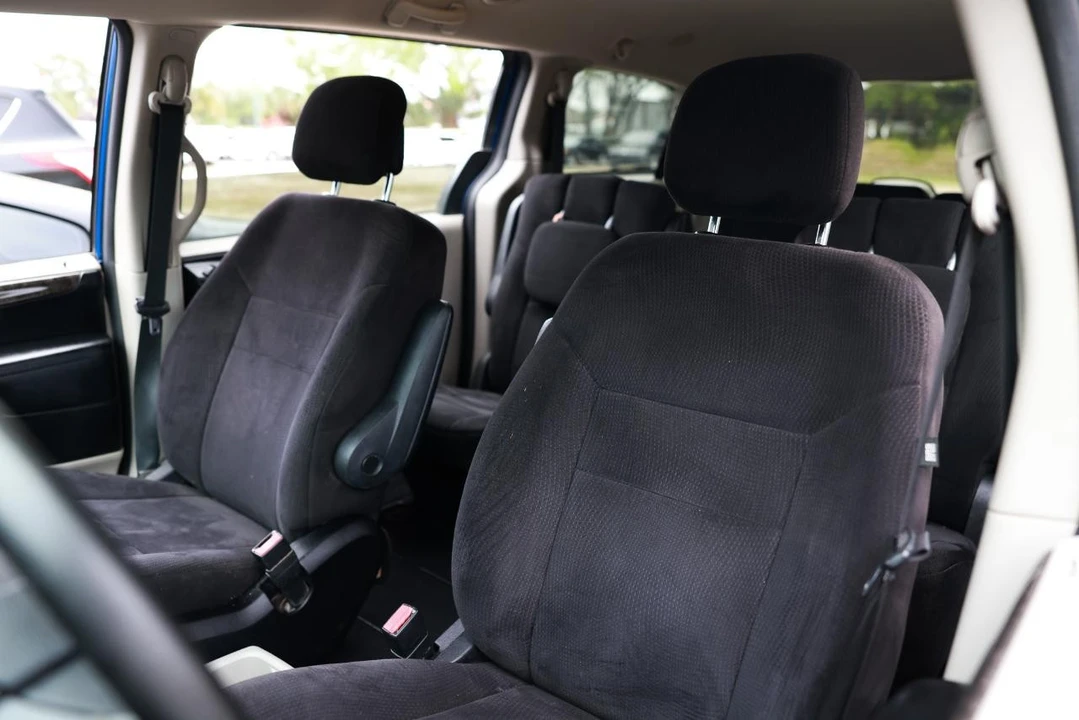 2011 Dodge Caravan - Image 6 of 21