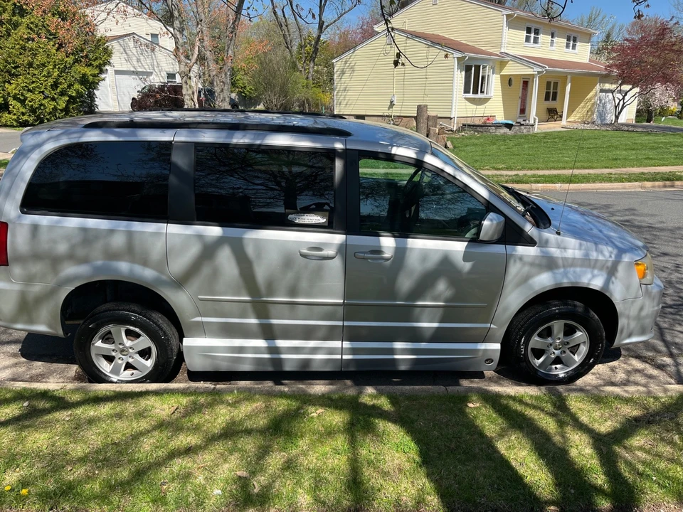 2011 Dodge Caravan - Image 3 of 8