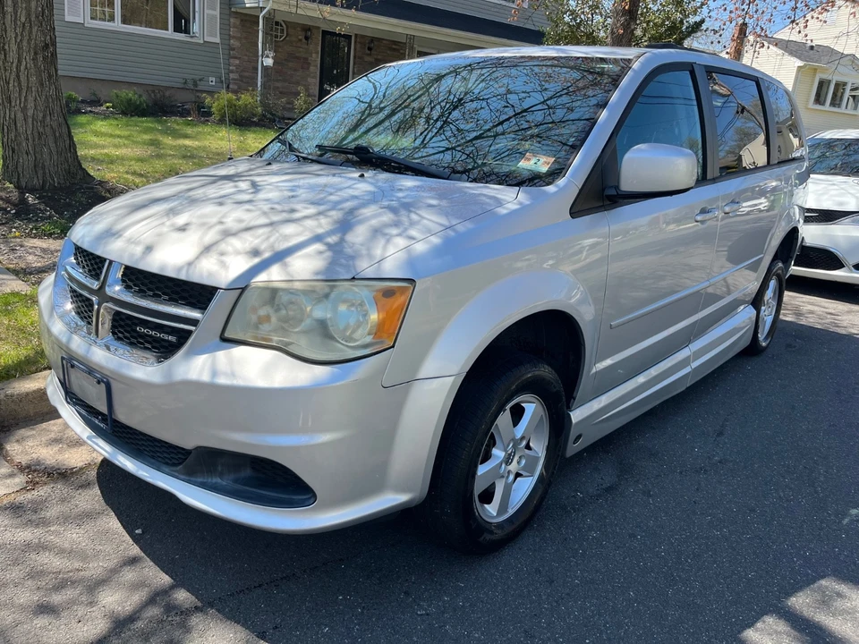 2011 Dodge Caravan - Image 2 of 8