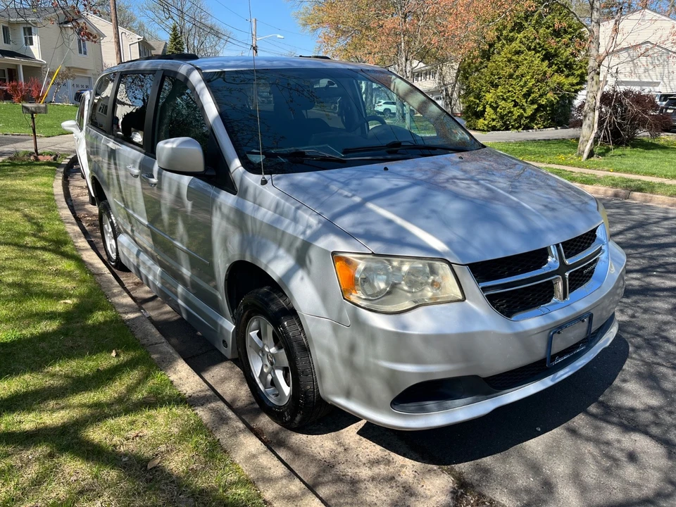 2011 Dodge Caravan - Image 4 of 8