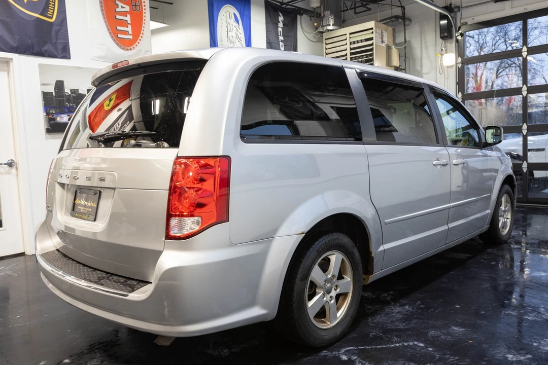 2011 Dodge Caravan - Image 10 of 12