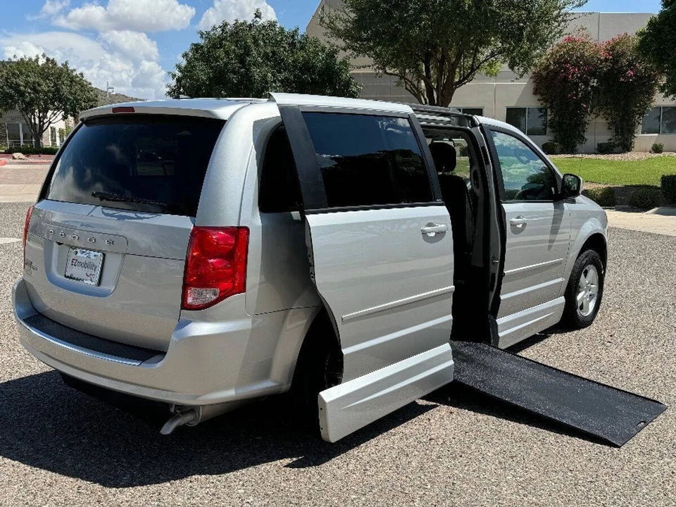 2011 Dodge Caravan - Image 2 of 15